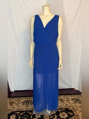 Robbi & Nikki by Robert Rodriguez Pleated V-Neck Maxi Dress in Royal Blue